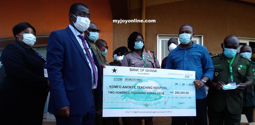 CEO of KATH receive cheque from Forestry Commission officials