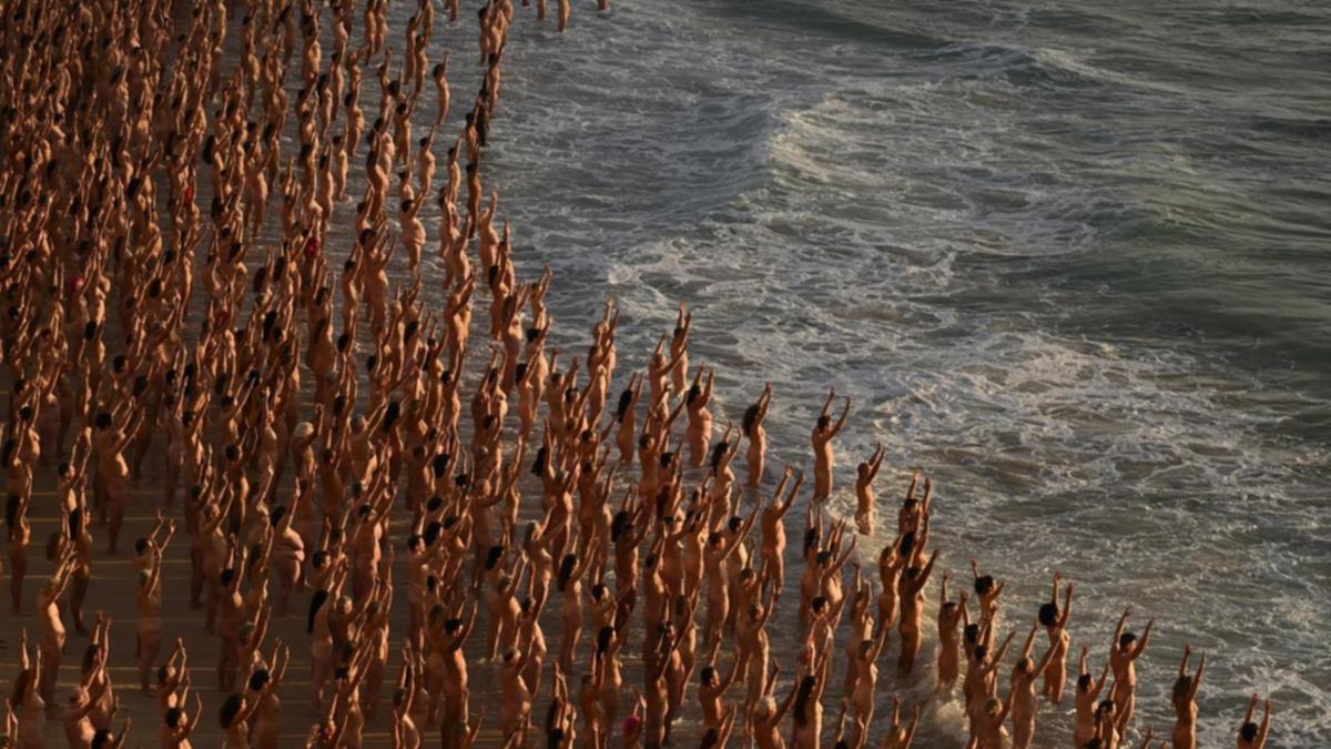 Naked Volunteers Pose For Tunick Artwork On Bondi Beach MyJoyOnline