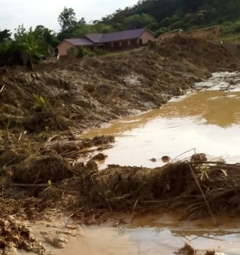 Police arrest 6 illegal miners for mining on compound of a newly built school