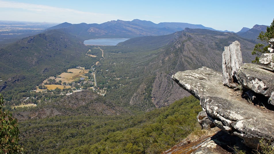 Australian woman dies trying to take photo at edge of 262-foot cliff ...