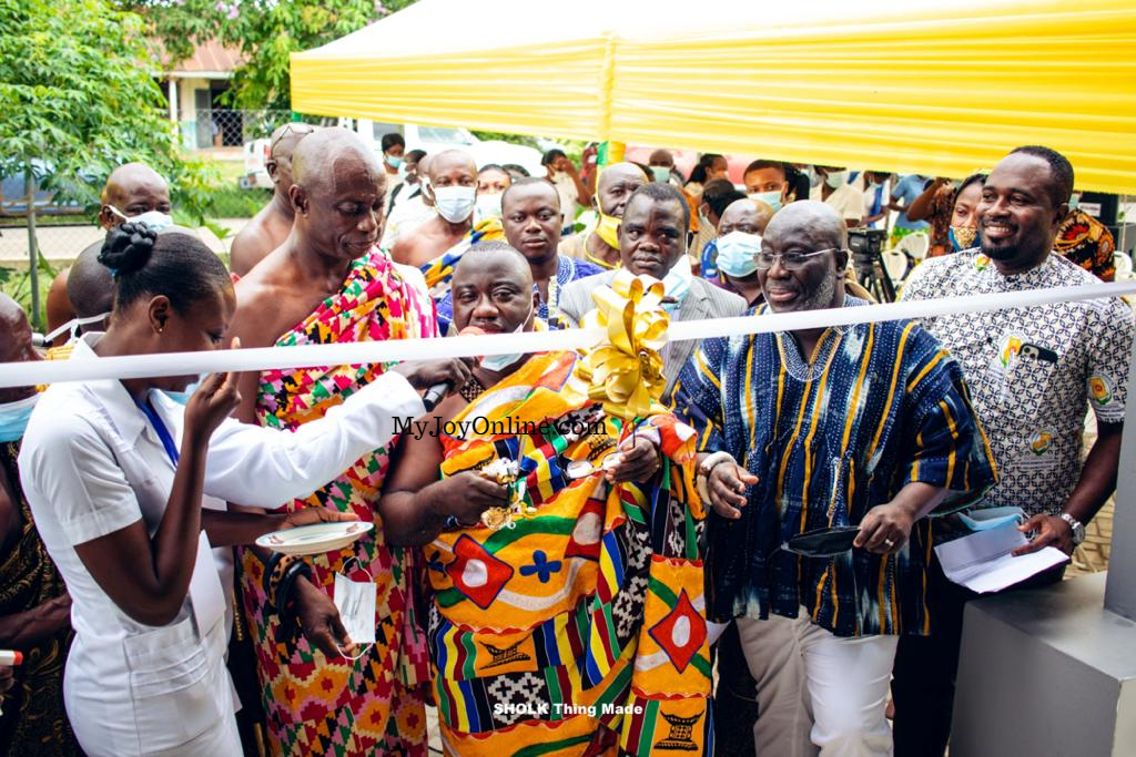 Okyenhene hands over doctors' apartment to Kyebi government hospital