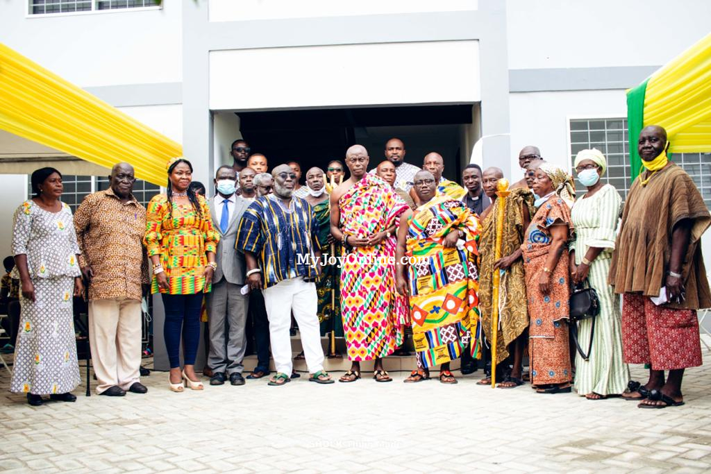 Okyenhene hands over doctors' apartment to Kyebi government hospital