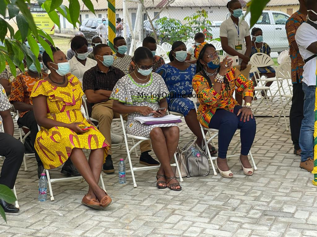 Okyenhene hands over doctors' apartment to Kyebi government hospital