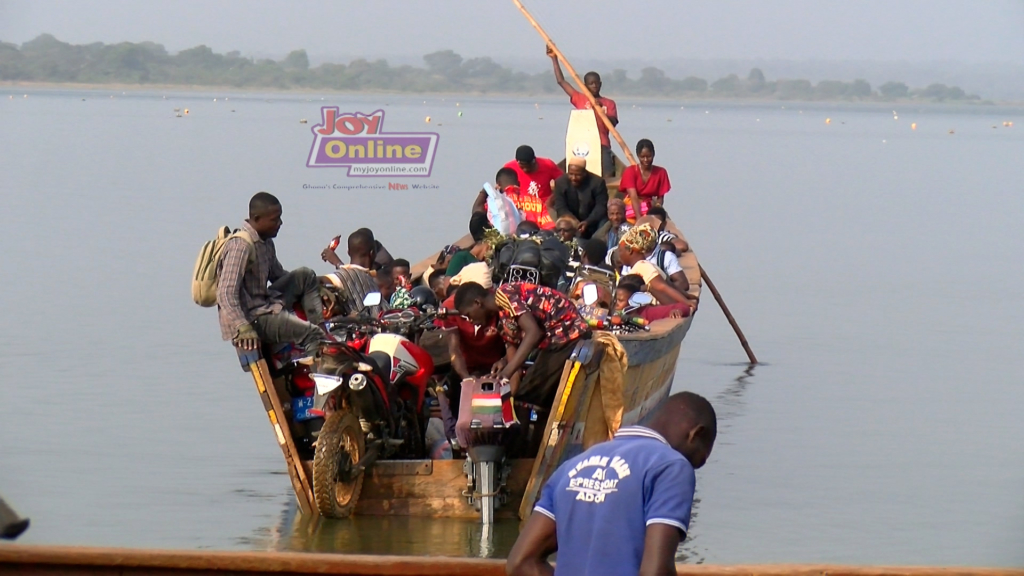 Crowded boat on Oti River www.myjoyonline.com