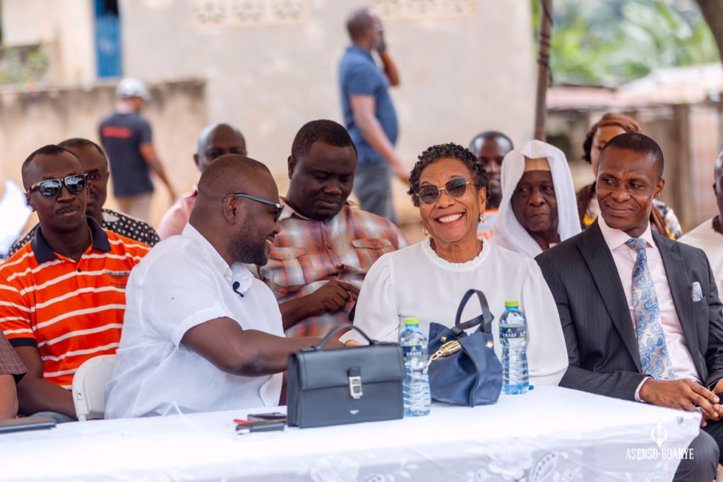 Asenso-Boakye cuts sod for Bantama Ahenbronum Community Library