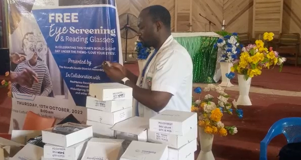 Over 500 Sankore residents receive free eye screening and reading glasses to improve their eyesight