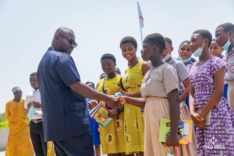 Asenso-Boakye hosts students from Bantama in Parliament