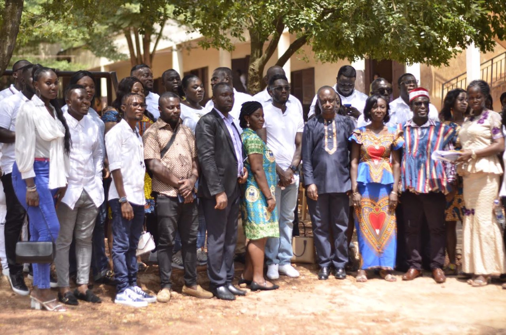 2002 year group of State Experimental Basic School donate 200 mono-desks, teaching aids to alma mater