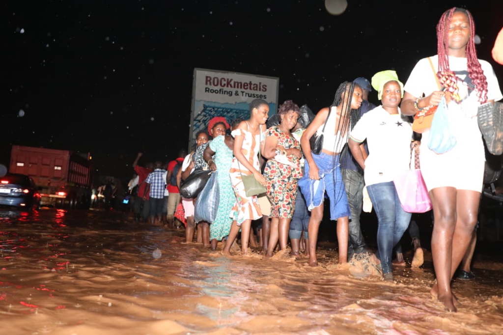 Hundreds stranded on Accra - Kasoa road after downpour