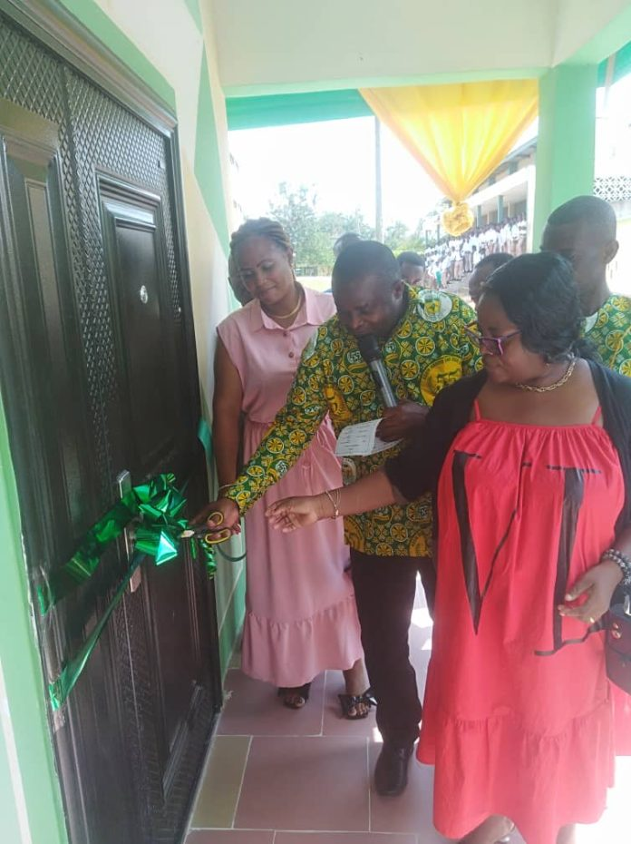 1996-year group of AMOSU hands over project to school 