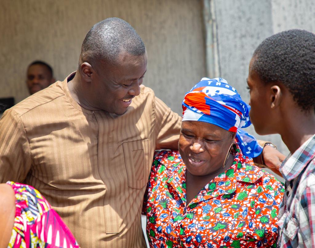 Jefferson Sackey gives soft loans to NPP Women in Ablekuma Central