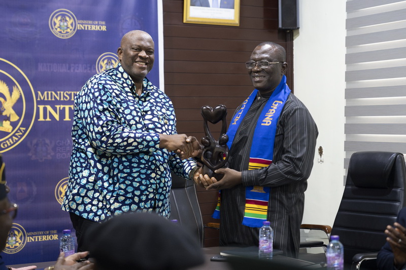 Mr. Henry Quartey presenting a gift to Major General (Rtd.) David Taluva, Minister of Internal Affairs of Sierra Leone.